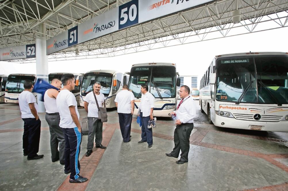 La paralización de autobuses continuará hasta que las autoridades estatales y federales recuperen los cerca de 175 vehículos que normalistas hurtaron (ARMANDO SOLIS. EL UNIVERSAL)