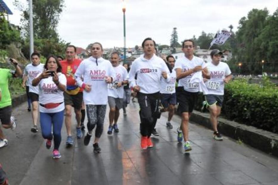 Irrumpen botargas de Chávez en evento de Morena en Veracruz