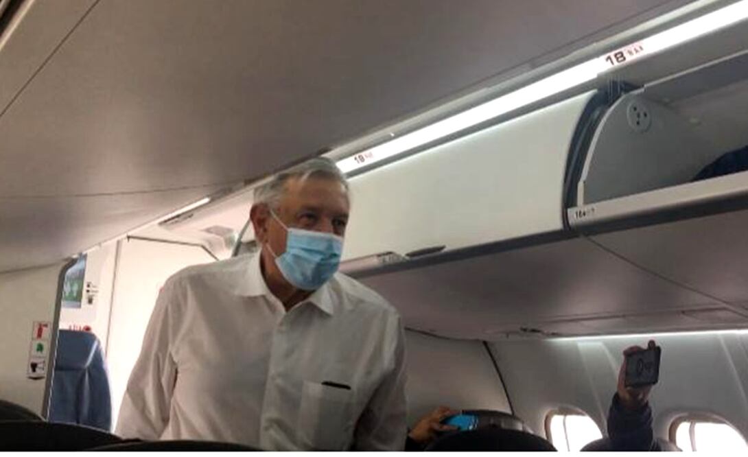 El Ejecutivo federal abordó la aeronave comercial portando cubrebocas. Foto: especial
