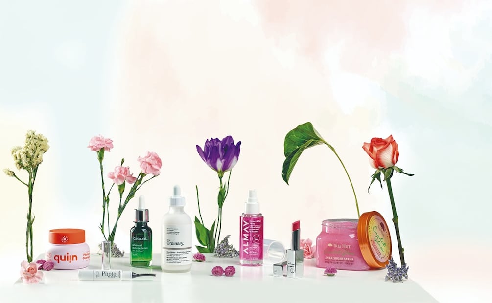 Mascarilla de Quiin, gel para cejas Revlon, sérum de Cetaphil, hidratante de The Ordinary, fijador de maquillaje Almay, labial e.l.f. y exfoliante corporal Tree Hut. Foto: Edgar Silva Fuentes S. EL UNIVERSAL