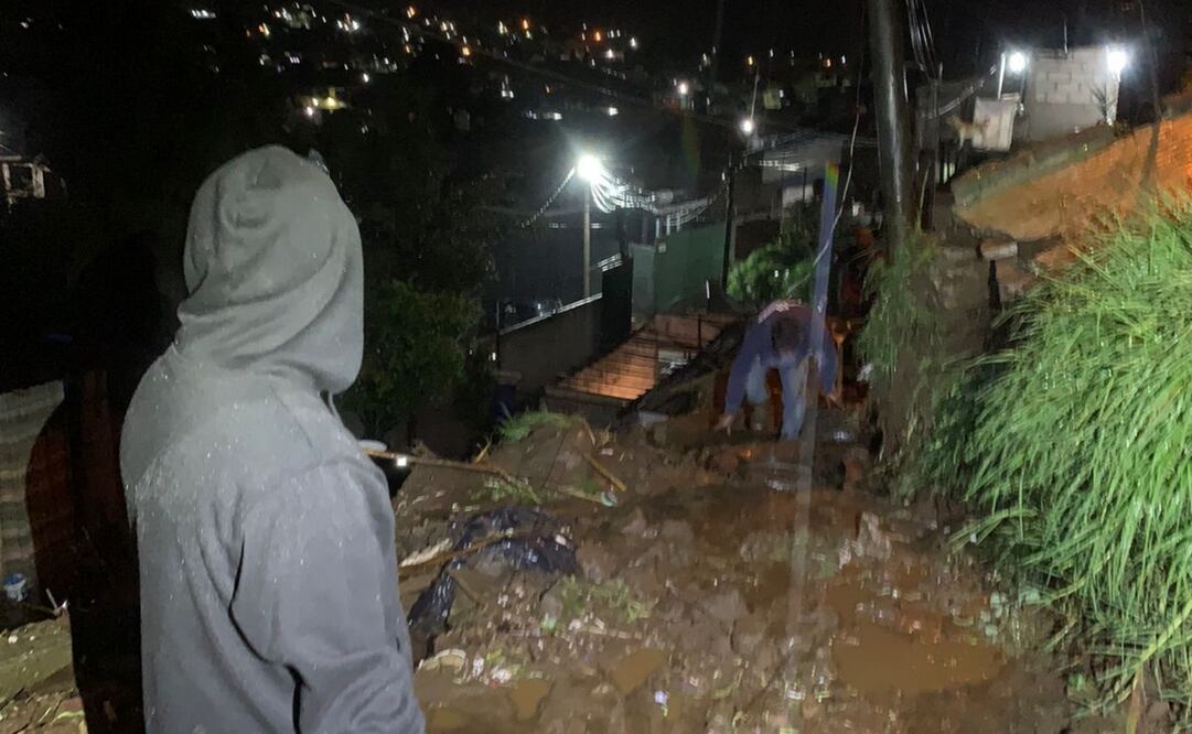 En la comunidad de San Mateo Tezoquipan Miraflores, en el municipio de Chalco, uno de los cuerpos de agua que cruza el poblado, que colinda con Tlalmanalco, se salió de su cauce y el líquido fluye por las calles. Foto Especial