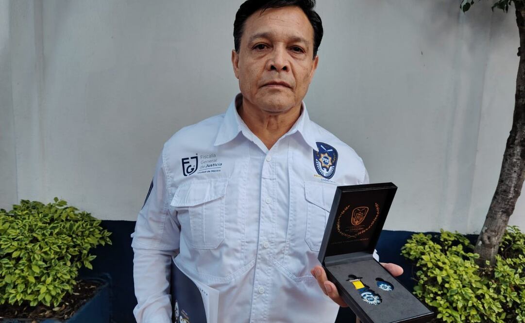 Reconocen a detectives en el 106 aniversario de la Policía de Investigación.
Foto: Especial.