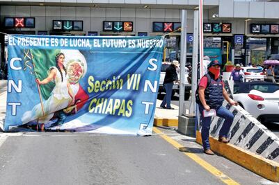Maestros toman caseta de la México-Cuernavaca