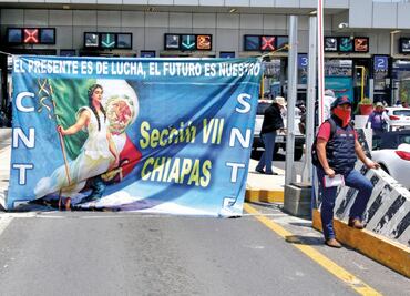 Maestros toman caseta de la México-Cuernavaca