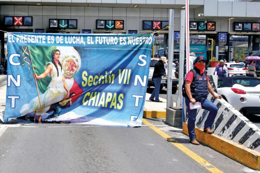 Durante cuatro horas, y a cambio de un “cooperación voluntaria”, integrantes de la CNTE y diversas organizaciones civiles levantaron las plumas de la caseta México-Cuernavaca y permitieron el libre paso a los conductores (MARIO GUZMÁN. EFE)