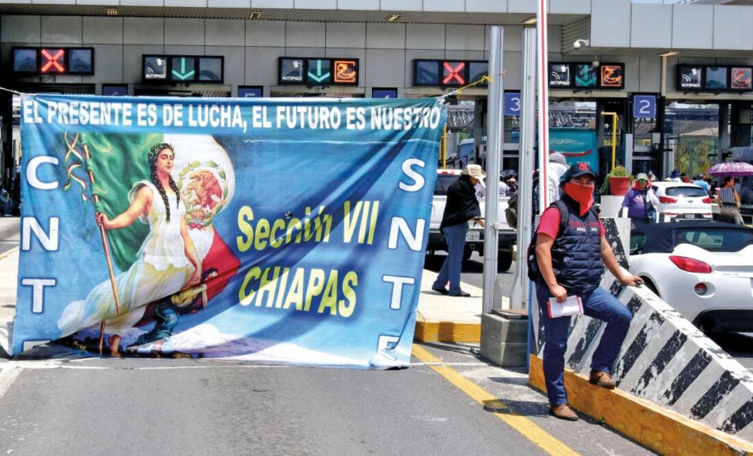 Durante cuatro horas, y a cambio de un “cooperación voluntaria”, integrantes de la CNTE y diversas organizaciones civiles levantaron las plumas de la caseta México-Cuernavaca y permitieron el libre paso a los conductores (MARIO GUZMÁN. EFE)