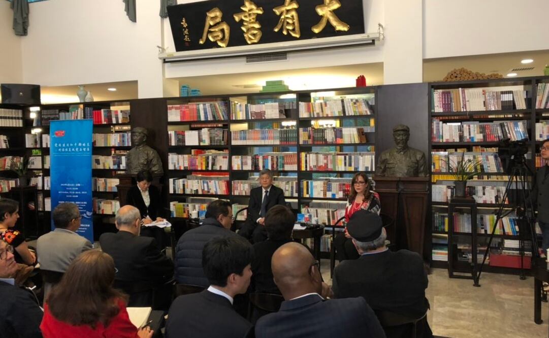 Fernández Noroña subió fotos de su viaje a China, en una de ellas aparece la dirigente nacional de Morena, Yeidckol Polevnsky. Foto: Especial 