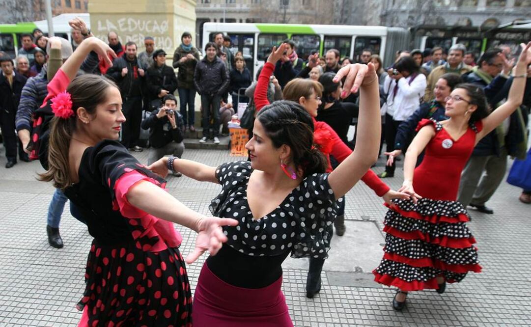 En Chile se dice guagua (bebé), cachai (entiendes), guata (barriga), poh (pues) o carrete (fiesta), se vosea -¿Cómo estái? ¿Qué querí?- no se pronuncia la 's' al final de las palabras y se usa un tono agudo al hablar. FOTO: Archivo/EFE