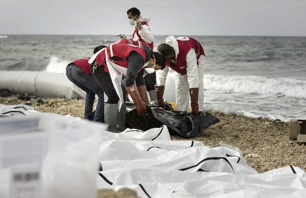 Los cuerpos de decenas de personas, probablemente migrantes africanos, aparecieron en la orilla de la ciudad de Zawiya, en la costa mediterránea occidental libia, dijo la Media Luna Roja del país.