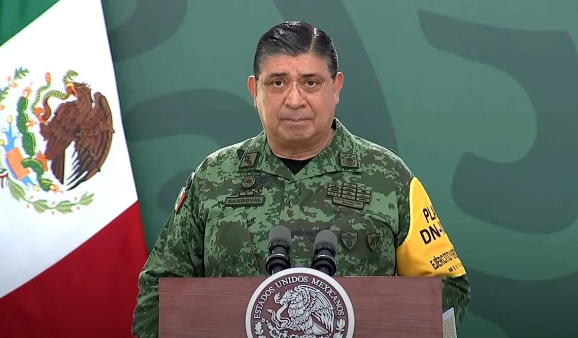 El general Luis Cresencio Sandoval, secretario de la Defensa Nacional detalló que en esta acción coordinada por instituciones del Gabinete de Seguridad federal y del estado se aseguraron un arma larga y un arma corta. Foto: tomada de video