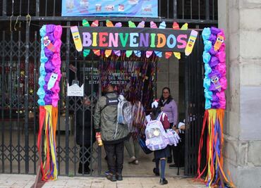 Regreso a clases; estudiantes llegan a las aulas entre lluvia, alegría, música, disfraces y silbatos de policía