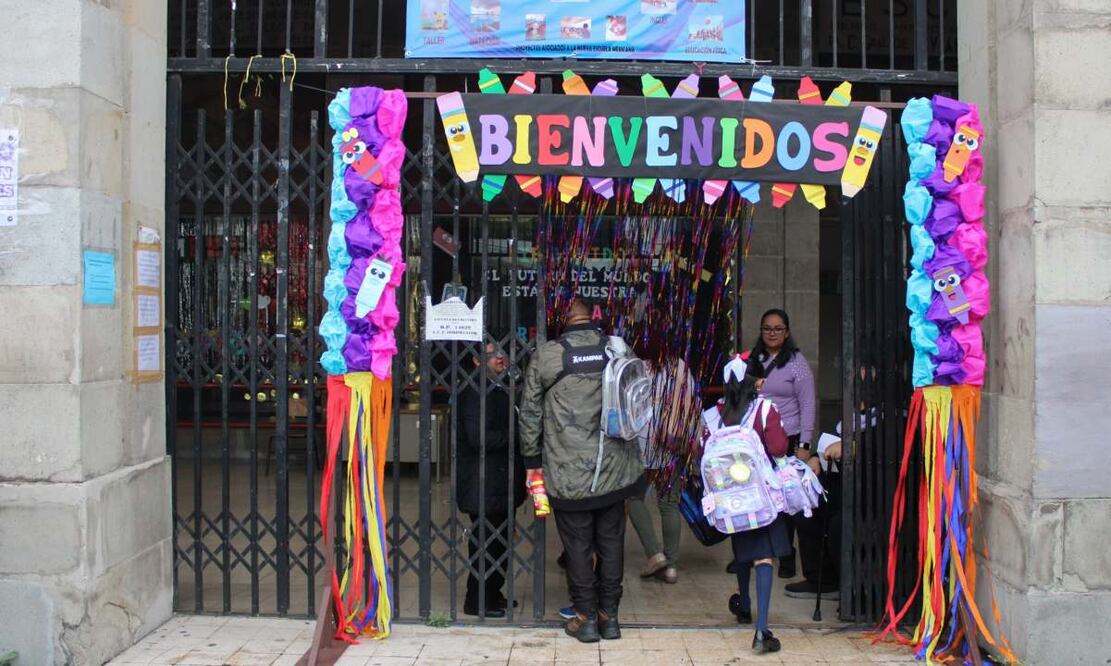 Ciudad de México 1 de Septiembre. Regreso a clases de alumnos de educación básica. Entre festejos y disfraces la Escuela Primaria Revolución le da la bienvenida al ciclo escolar 2025-2026. Doctores, Cuauhtémoc. Foto Darío Luna / EL UNIVERSAL