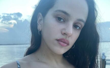 Rosalía impacta a sus seguidores con bikini multicolor y botas altas