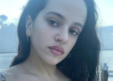 Rosalía impacta a sus seguidores con bikini multicolor y botas altas