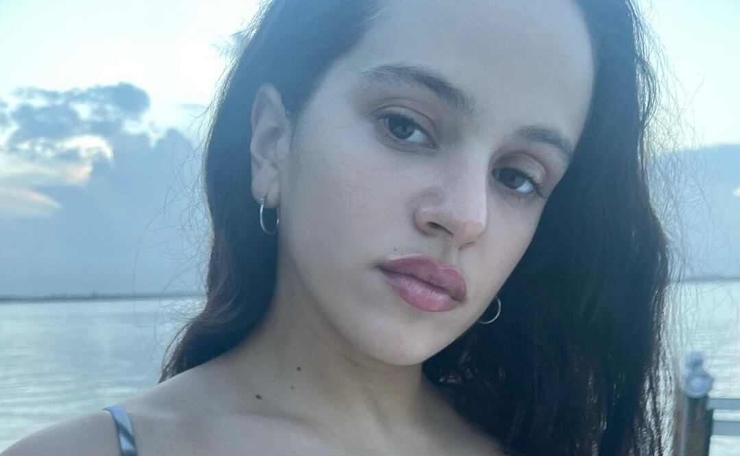 Rosalía luce muy sensual al posar con traje de baño y botas de caña alta / Foto: Foto: Instagram @rosalia.vt