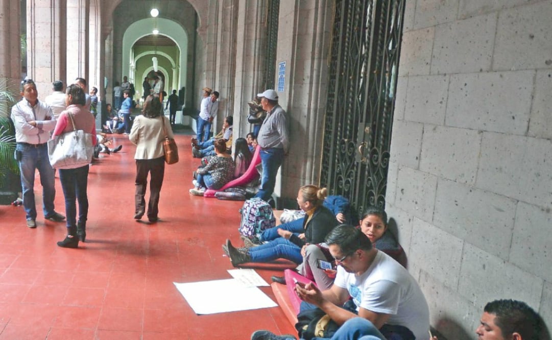 lcaldes perredistas instalaron su protesta desde el viernes, pero fue hasta ayer cuando se les sumaron 50 ediles más. Una de sus exigencias es que se vendan los bienes del ex gobernador prófugo Duarte para resarcir parte de las deudas (ALBERTO ROA)