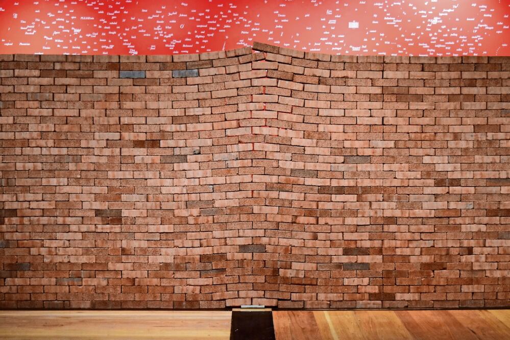 Amerika (2019), compuesta por ladrillos y un ejemplar firmado de Amerika, de Franz Kafka. Foto: de Museo Marco