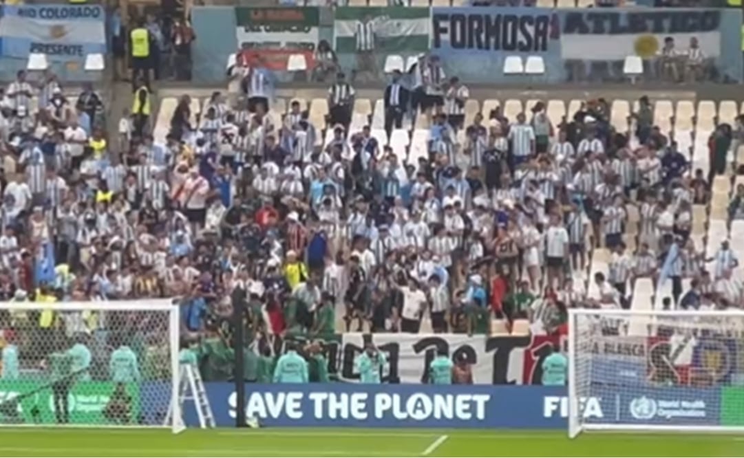 Las aficiones enfrentándose en las gradas / Foto: Especiales