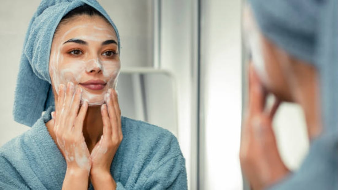 Realiza una doble limpieza con agua micelar y habón en gel. Foto: Pixabay