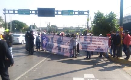 Expolicías federales bloquean Circuito Interior, a la altura de la Terminal 1 del AICM