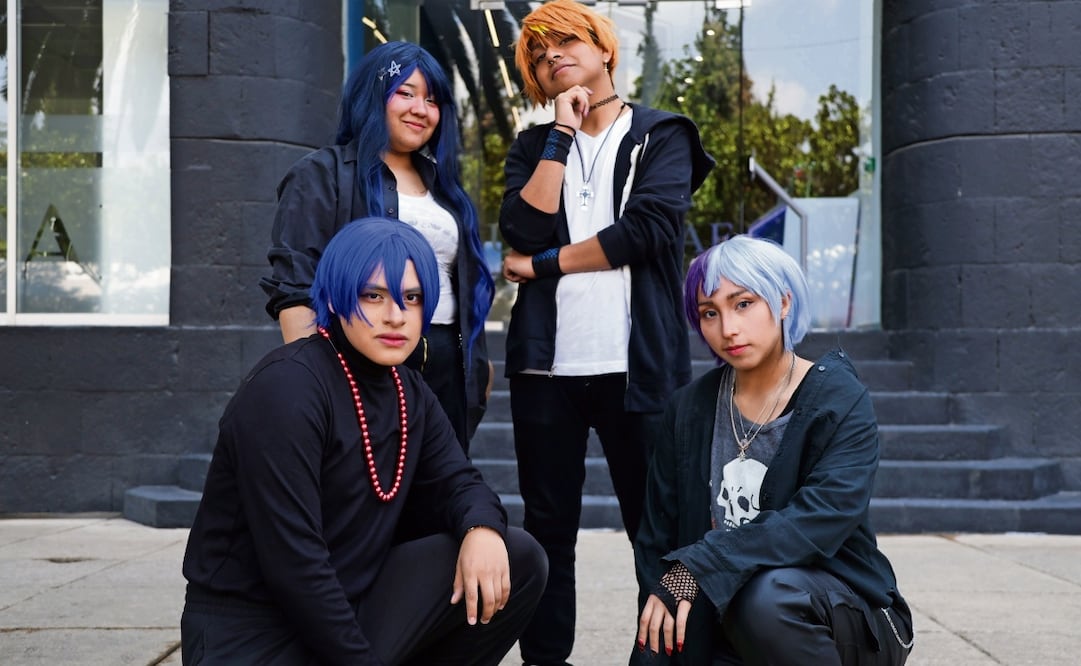 Los cuatro se reúnen cada sábado en el Monumento a la Revolución para ensayar coreografías del grupo BTS. Foto: Carlos Mejía / EL UNIVERSAL