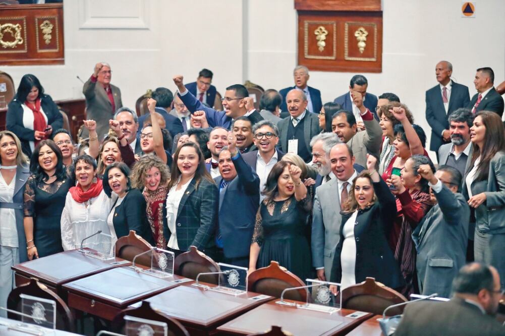 Los integrantes del primer Congreso de la Ciudad de México, en su mayoría morenistas. Al centro Alejandro Encinas, ex presidente de la Asamblea Constituyente (LUCÍA GODÍNEZ. EL UNIVERSAL)