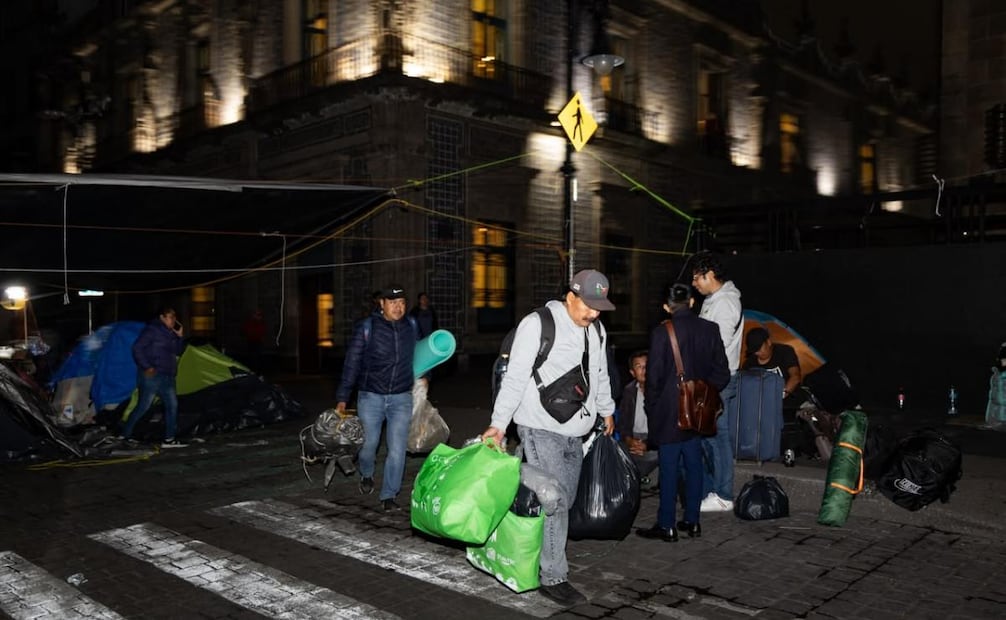 Miembros de la Coordinadora Nacional de Trabajadores de la Educación (CNTE) levantan sus cosas y se retiran del plantón en el Centro Histórico de la Ciudad de México. Foto: Hugo Salvador / EL UNIVERSAL