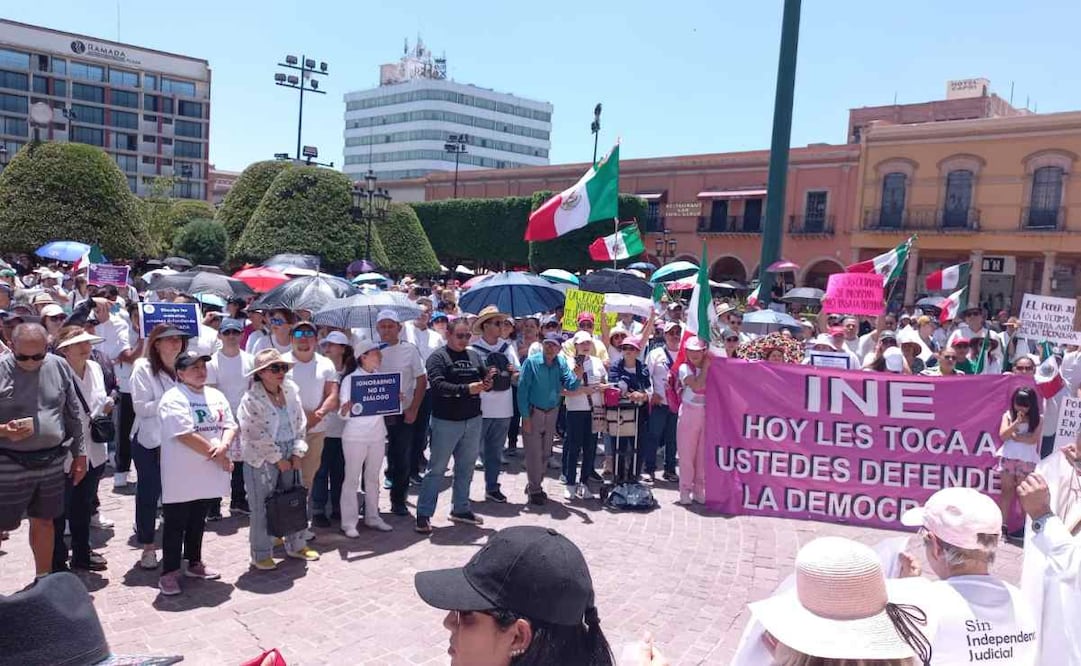“¡Alto, Alto!”, gritaron cientos de personas frente a la Plaza de los Mártires del 2 de Enero, para que se dé marcha atrás a la reforma. Foto: Especial