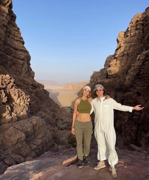 La novia de Luisito Comunica luce cuerpazo en el desierto de Jordania