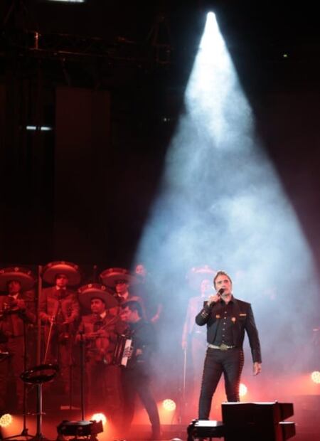 En concierto de Alejandro Fernández, Chente "aparece" y llena de emoción al público