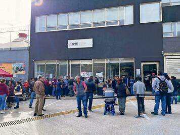 Abarrotan módulos del INE para tramitar su credencial