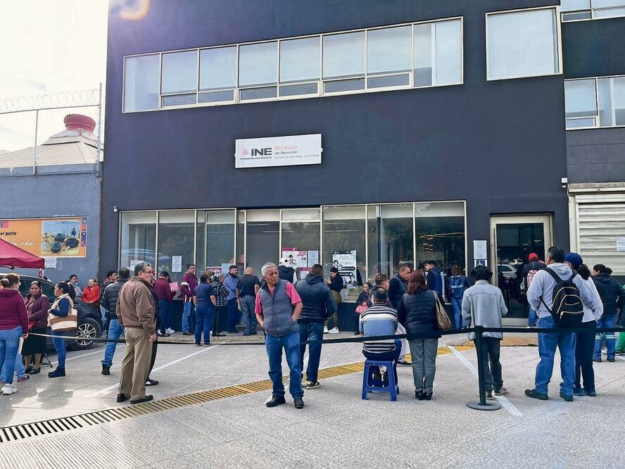En módulos de atención del Instituto Electoral Nacional ubicados en el Estado de México se pudieron observar largas filas de ciudadanos que esperan realizar algún trámite de su credencial para votar. Foto: Arturo Contreras / EL UNIVERSAL