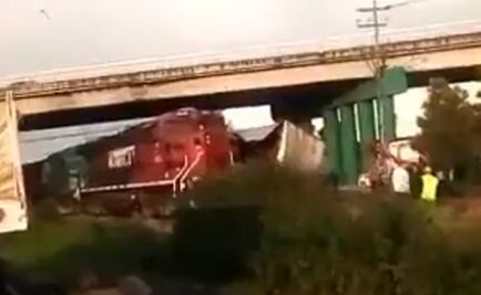 Tráiler provoca accidente al intentar ganar el paso al tren en Tultlitlán