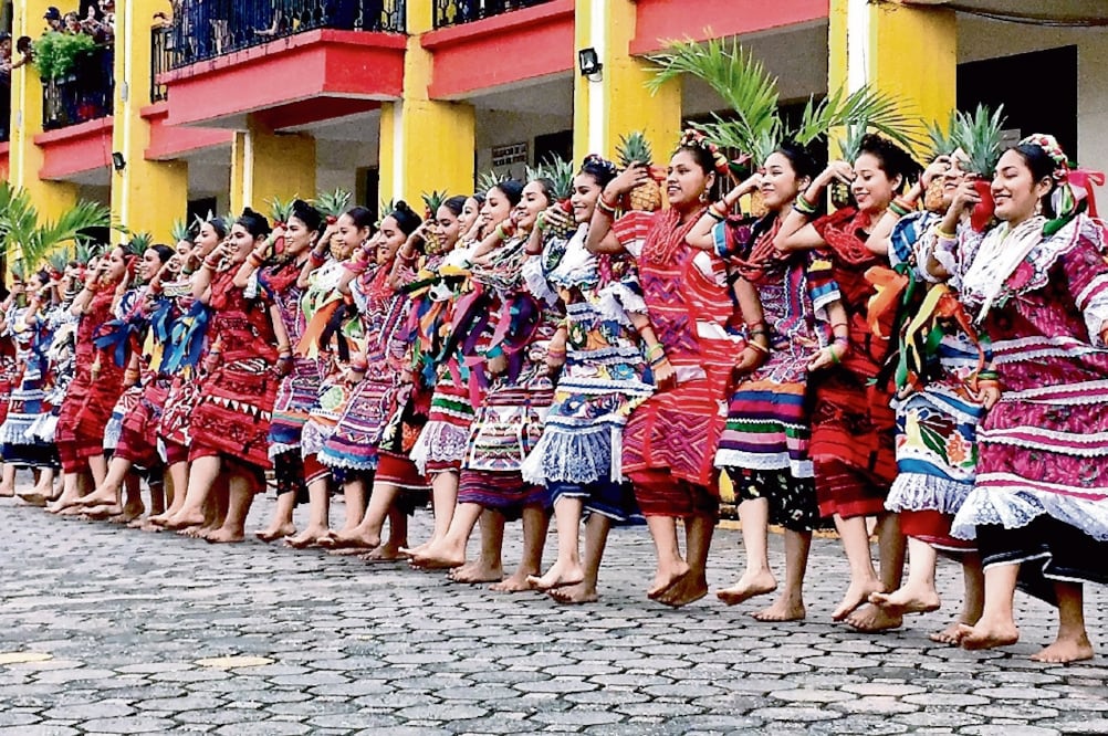 Para armar la coreografía de este emblema de la Guelaguetza, la maestra Paulina Solís contempló rescatar los huipiles de comunidades de la Cuenca, donde comparten la cultura mazateca y chinanteca. (FOTOS: YURIDIANA SOSA. EL UNIVERSAL)