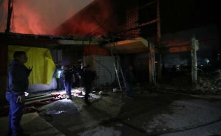 Tras sofocar incendio, bomberos retiran escombros en La Merced