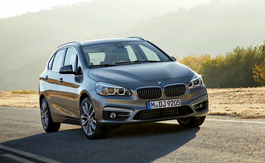 Diseño elegante, con aspecto citadino y al mismo tiempo conun marcado toque aventurero gracias a la forma alargada, los trazos y las dimensiones de la carrocería.