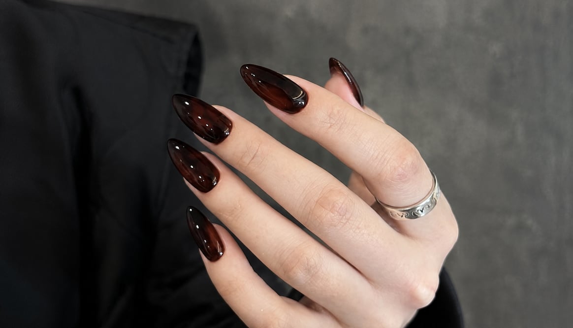 Las uñas vampiro son la nueva tendencia y te decimos cómo llevarla. Foto: Instagram @vanillacloudmx