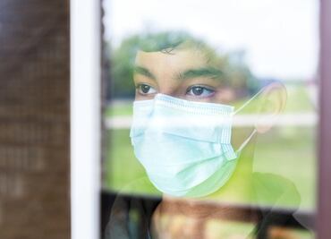 “Mamá, soy feo”: los jóvenes que todavía usan cubrebocas por vergüenza de mostrar su rostro