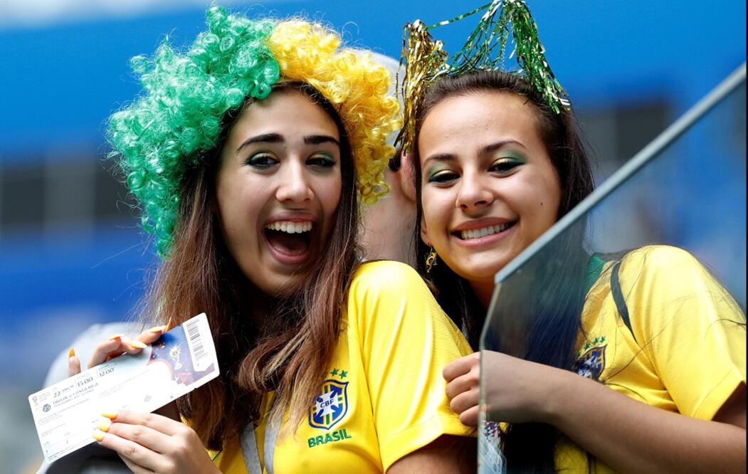 Bellas aficionadas de la "verdeamarela" festejan el triunfo de Brasil ante Costa Rica. Foto: EFE