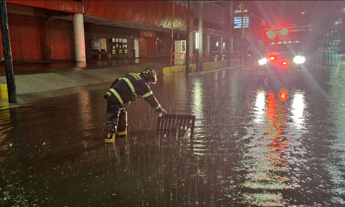 Las intensas lluvias registradas durante la noche del miércoles y la madrugada de este jueves provocaron severos encharcamientos e inundaciones en distintos puntos de la Ciudad de México, el 29 de mayo de 2025. Foto: @Bomberos_CDMX