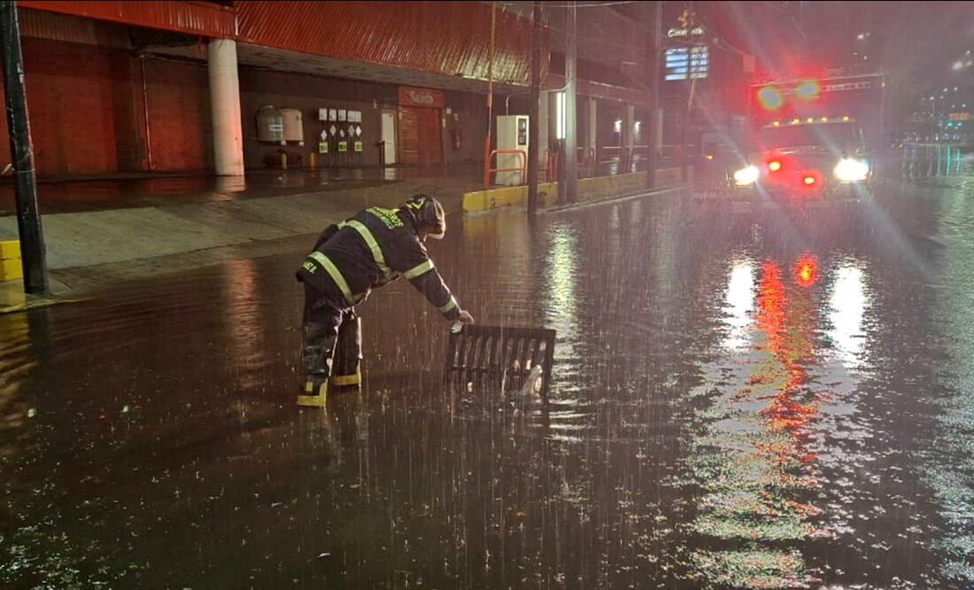 Las intensas lluvias registradas durante la noche del miércoles y la madrugada de este jueves provocaron severos encharcamientos e inundaciones en distintos puntos de la Ciudad de México, el 29 de mayo de 2025. Foto: @Bomberos_CDMX