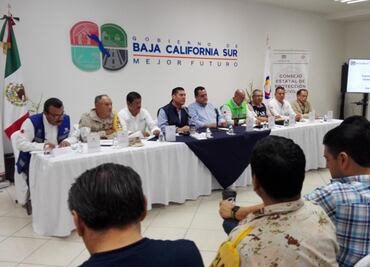 Cierran puertos y suspenden clases en BCS por huracán “Norma”