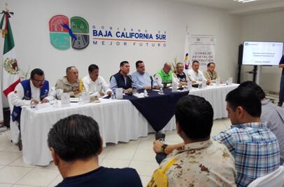 Cierran puertos y suspenden clases en BCS por huracán “Norma”