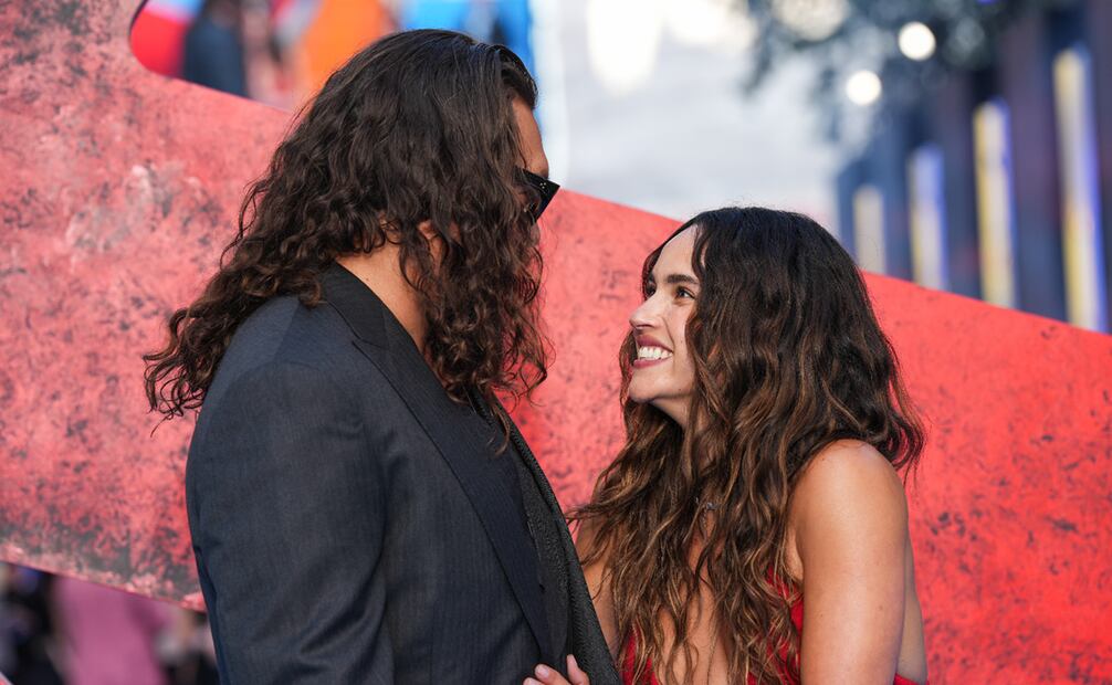 Jason Momoa y su novia Adria Arjona. Foto: Scott A Garfitt//Invision/AP.