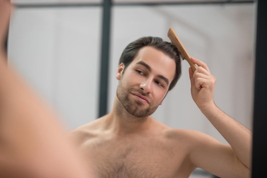 Es recomendable estar atentos a señales como pérdida de densidad del pelo. Foto: Magnific