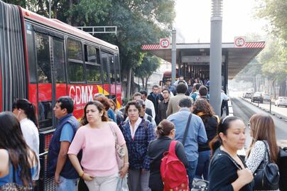 Roban hasta siete celulares al mes en el Metrobús: PGJ
