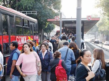 Roban hasta siete celulares al mes en el Metrobús: PGJ