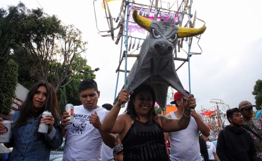 Habitantes de Xochimilco en la quema de toros en Sábado de Gloria. Foto: Brenda Martínez / El UNIVERSAL