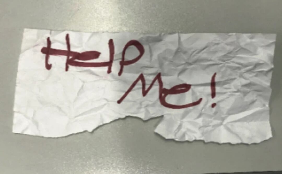 Un trozo de papel usado por una niña de 13 años para pedir ayuda al ser secuestrada en Texas. Foto: AP
