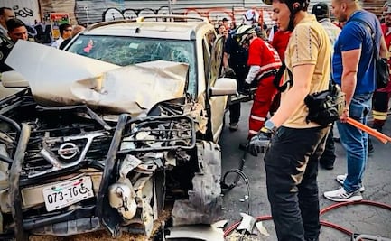 Fuerte choque entre auto y microbús en Iztacalco deja 5 heridos; accidente movilizó a diversos cuerpos de emergencia